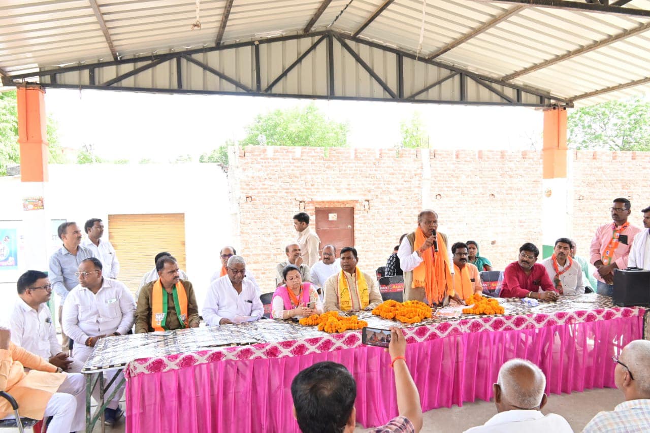 मीरगंज विधानसभा के दिवना, पहुँचा बुजुर्ग, गुलढिया, गेहवरा, ठिरिया बुजुर्ग और अम्बरपुर में जनसंपर्क अभियान के दौरान जनता-जनार्दन से स्नेहिल भेंट की। 