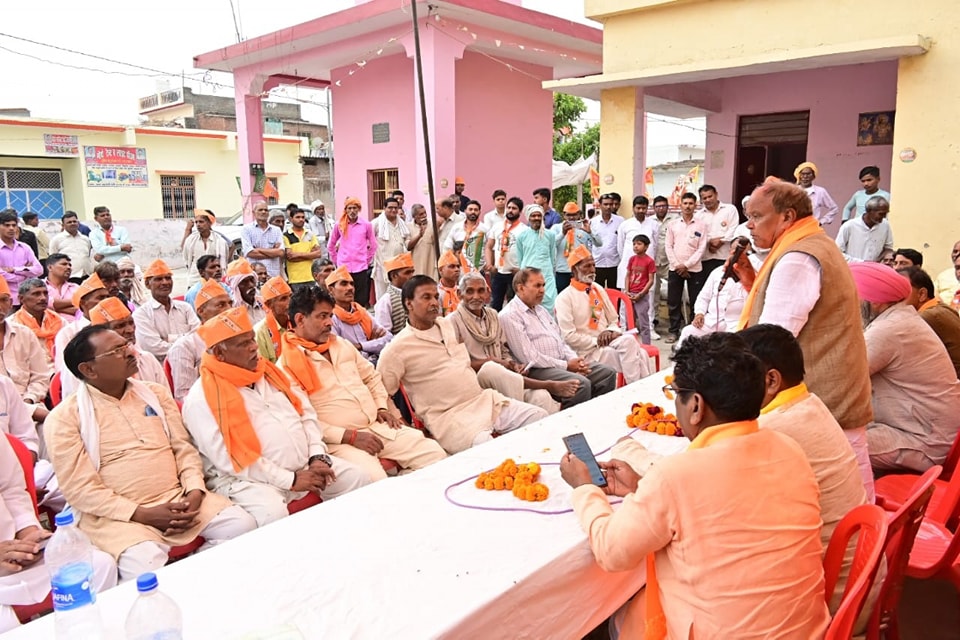 मीरगंज विधानसभा के ग्राम मौहम्मदगंज, करौरा, कुतुबपुर, बहरौली, गोरा और हेमराजपुर में जनसंपर्क अभियान के दौरान क्षेत्रवासियों से मिले अपार स्नेह